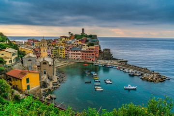 Fototapeta na wymiar Beautiful cityscape of colorful Vernazza village in Cinque Terre, Italy.