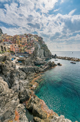 Fototapeta na wymiar Italian coastline and colorful Manarola village in Cinque Terre, Italy.