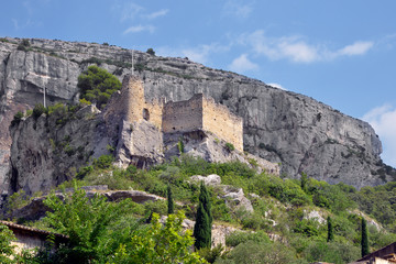Fototapeta na wymiar Castle in ruins in the mountain at Fontaine de Vaucluse, a commune within the département of Vaucluse and the région of Provence-Alpes-Côte d'Azur in France