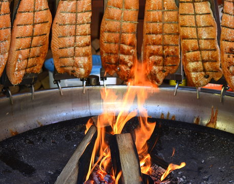 Flammlachse &uuml;ber einer Feuerschale