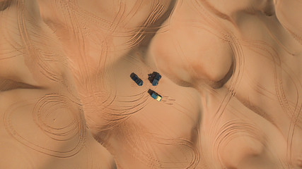 fahren mit dem Geländewagen in der Wüste © miederer