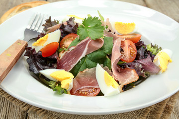 assiette de salade verte au magret de canard