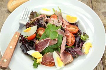 assiette de salade verte au magret de canard