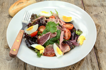 assiette de salade verte au magret de canard