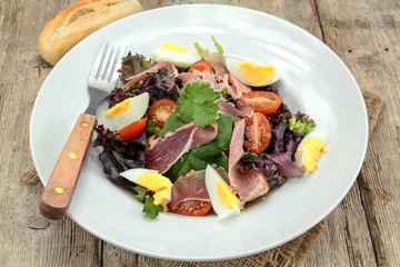 assiette de salade verte au magret de canard