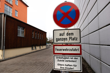 Feuerwehrzufahrt | Halteverbot auf dem ganzen Platz | Eltern haften für ihre Kinder