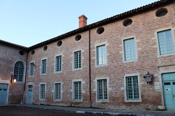 Fototapeta premium Ancien hôtel Dieu et hôpital de Chatillon sur Chalaronne - Département de l'Ain - Région Rhône Alpes - France - Vue extérieure