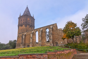 Fototapeta na wymiar Kirchenruine St. Sixti mit aufgesetztem Wasserturm in Merseburg, Sachsen-Anhalt