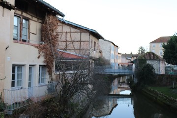 La rivière Chalaronne bordée de maisons dans le village de Chatillon sur Chalaronne - Département de l'Ain - Région Rhône Alpes - France