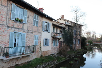 Fototapeta na wymiar La rivière Chalaronne bordée de maisons dans le village de Chatillon sur Chalaronne - Département de l'Ain - Région Rhône Alpes - France