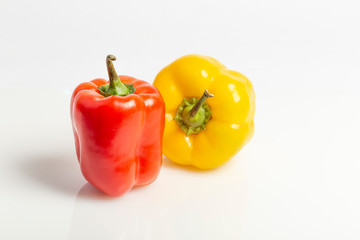 Peperoni su sfondo bianco