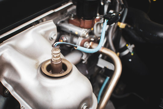 Oxygen sensor O2 in the exhaust pipe for calculating the ingredients in the engine system.
