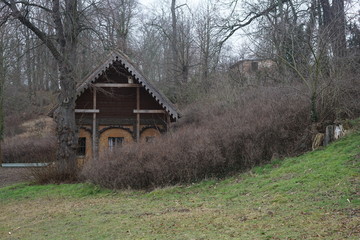 Fototapeta na wymiar Das Waschhaus im Schlosspark Petzow