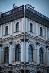 Fototapeta na wymiar Large beautiful building in St. Petersburg