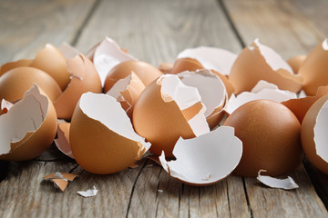 Eggshell. Shell of eggs on wooden kitchen table. - obrazy, fototapety, plakaty