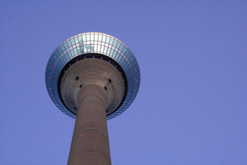 Fernsehturm Düsseldorf Perspektive von unten bei blauem Himmel
