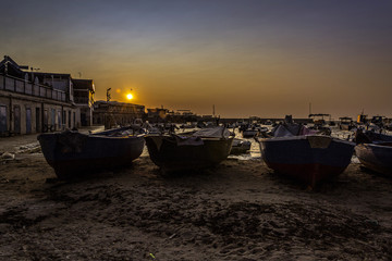 barche e pescherecci al porto al tramonto