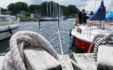 Segelboot im Hafen vor dem Ablegen auf See