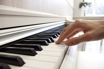 Obraz premium The hands of a musician playing the piano closeup