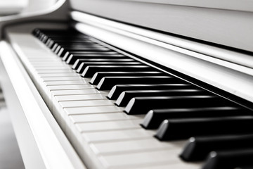 Naklejka premium Side view close up of piano keys. Piano keyboard with selective focus.