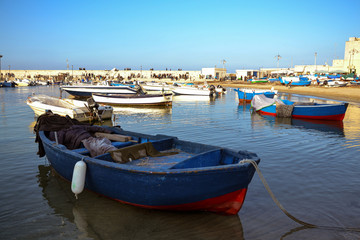 Fototapeta na wymiar barche e pescherecci al porto 