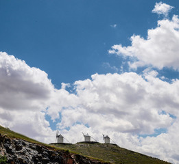 Tres molinos en la cumbre de un monte en la Ruta del Quijote de La Mancha