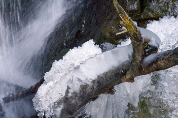 Wasser und Eis im Winter, Steinebach 