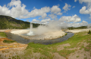 Fototapeta na wymiar Hot lake in the Yellowstone national park