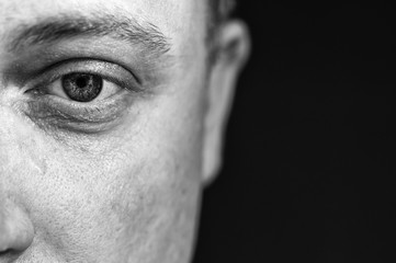 Ernste Detailaufnahme eines Mannes zum Thema Trauer und Depression