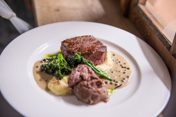 Gebratenes fleisch mit gemüse 