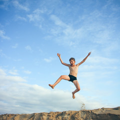 enfant joyeux sautant en l'air
