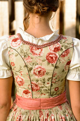 Dirndl von hinten