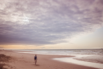 Naklejka premium silhouette sur une plage vide dans le nord de la france
