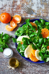 Salad a la caprese with corn salad and mandarin.