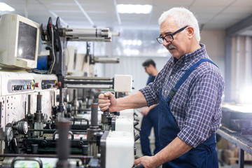 Senior printing press operator