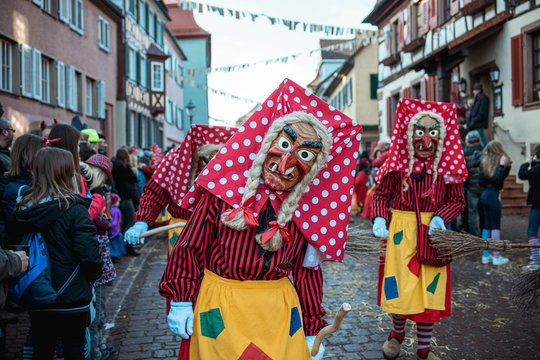 hexe - schellenberg hexen donaueschingen - hexe mit gepunktetem roten kopftuch - fastnachtsumzug - ettenheim - southern germany