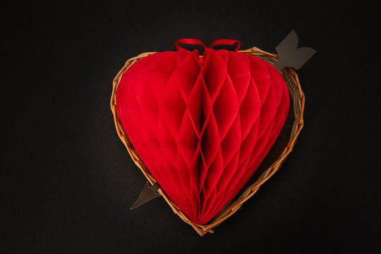 coraz&oacute;n de papel y regalos san valent&iacute;n fondo rojo