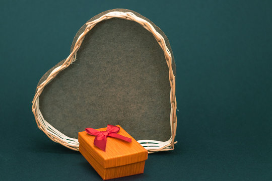Regalo san valent&iacute;n en canasta de mimbre fondo negro