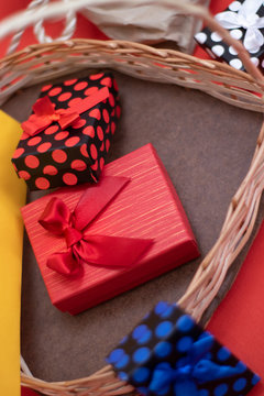 dos regalos y sobre de san valent&iacute;n en coraz&oacute;n de mimbre fondo negro 