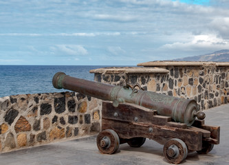 Fototapeta na wymiar Port, Puerto de la Cruz, Tenerife, Canaria - In the Middle Ages, an old cannon secured the harbor entrance of Puerto de la Cruz.
