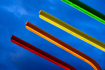 Arrière plan tubes métalliques colorés	