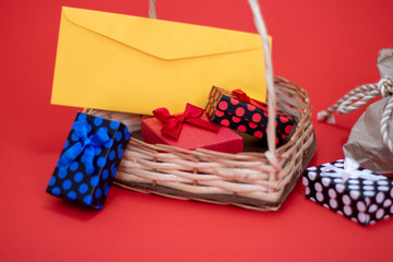 tres regalos de san valentín en corazón de mimbre fondo negro