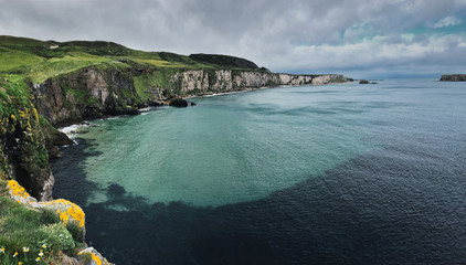 Steilküste in Nordirland mit blauem Meer und Sonnenschein
