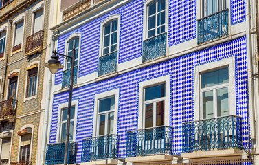 Obraz premium Typical Portuguese architecture and colorful buildings of Lisbon historic city center