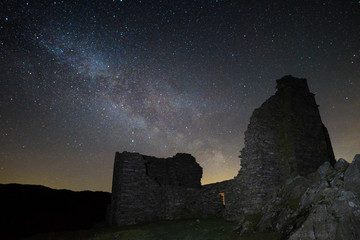 Obraz premium The Milky Way over a derelict old ruin