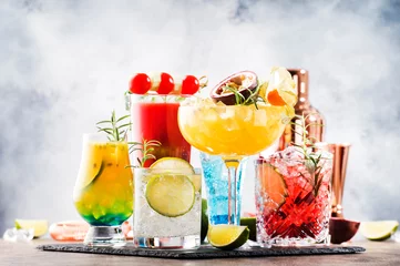 Fototapeten Auswahl an alkoholischen Sommercocktails, beliebten hellen erfrischenden alkoholischen Getränken und Getränken © 5ph