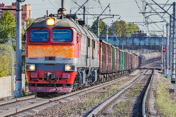 Obraz premium Freight train approaches to the station at morning time.