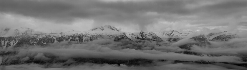 Obraz premium Nice day for skiing in the mountains