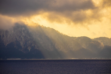 太陽の光芒と湖
