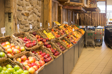 Obraz premium manzanas supermercado
